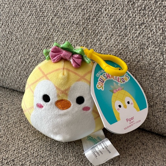 Nwt  🐧 🍍3"  Piper the Penguin as Pineapple Clip On Squishmallow - Picture 2 of 3